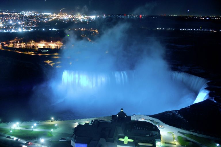 Ниагарский водопад в Канаде освещен синим светом в рамках акции Light it Up Blue