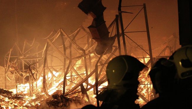 Сотрудники пожарной охраны МЧС России работают на месте пожара