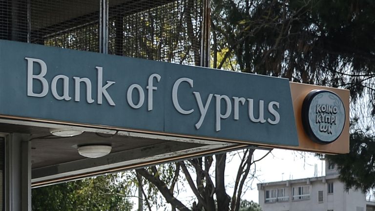 Вывеска у офиса Bank of Cyprus в Никосии Вывеска у офиса Bank of Cyprus в Никосии