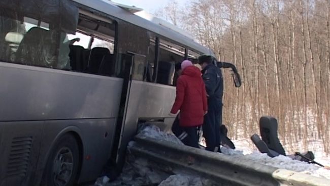 Автобус с детдомовцами попал в ДТП под Вологдой. Кадры с места аварии Автобус с детдомовцами попал в ДТП под Вологдой. Кадры с места аварии