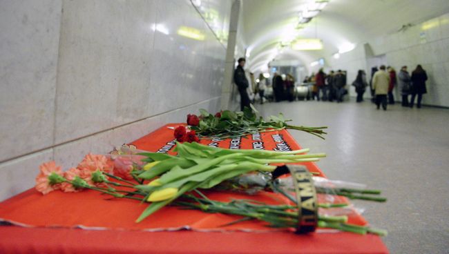 Цветы на станции Лубянка в память о теракте, который произошел 29 марта 2010 года