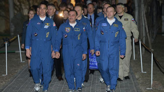 Члены экипажа пилотируемого корабля Союз-ТМА-08М на космодроме Байконур Члены экипажа пилотируемого корабля Союз-ТМА-08М на космодроме Байконур