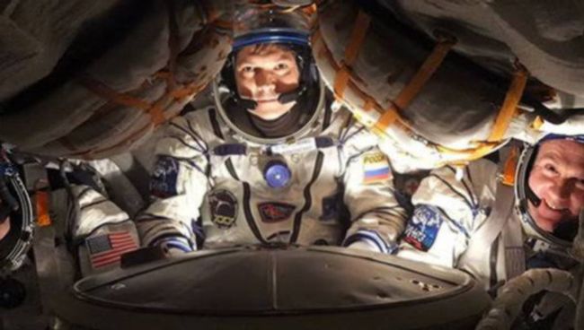 Космонавты в спускаемом аппарате корабля Союз Космонавты в спускаемом аппарате корабля Союз