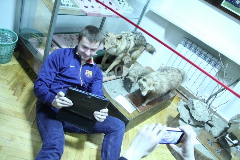 В музее блоггеры с удовольствием фотографировались на фоне лис В музее блоггеры с удовольствием фотографировались на фоне лис