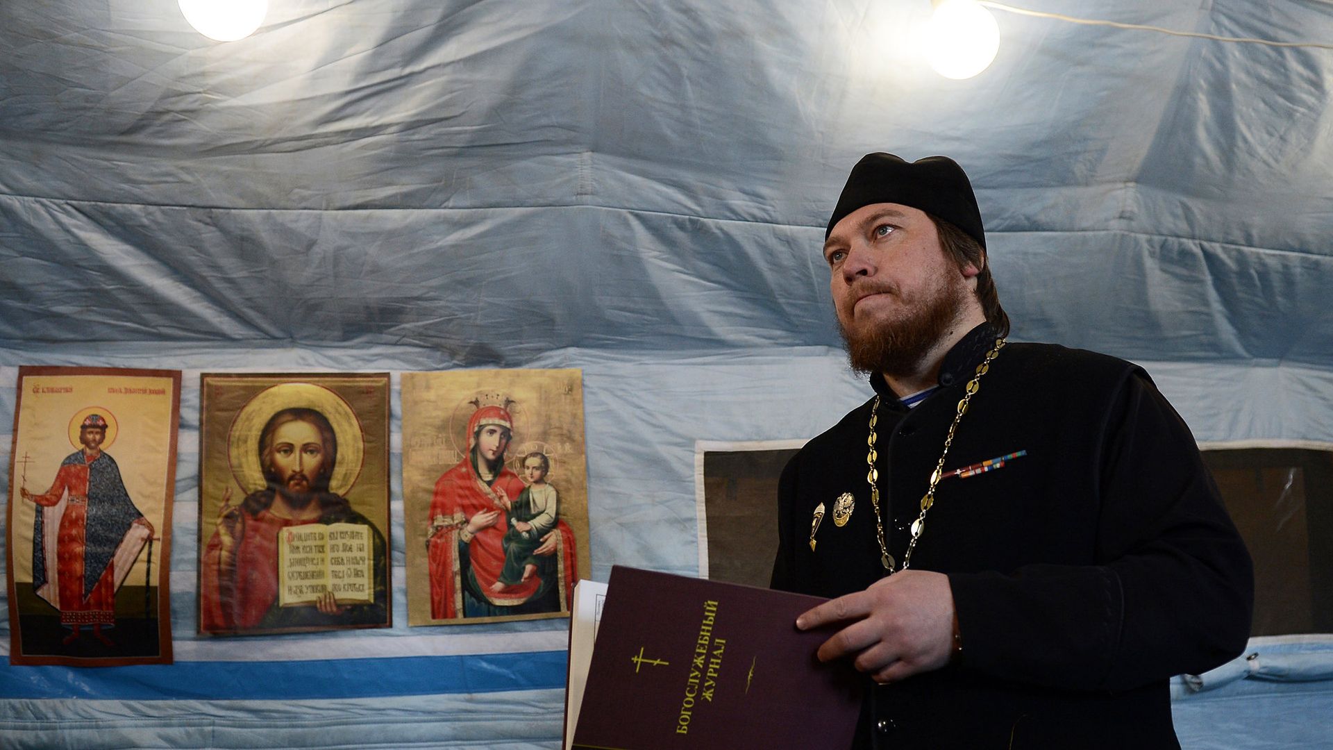 Отец Михаил проводит службу в мобильном храме во время учебно-тренировочных сборов в Рязанской области Отец Михаил проводит службу в мобильном храме во время учебно-тренировочных сборов в Рязанской области - РИА Новости, 1920, 07.01.2023