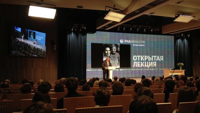 Первый президент СССР выступает перед собравшимися в зале Центра документального кино. Первый президент СССР выступает перед собравшимися в зале Центра документального кино.