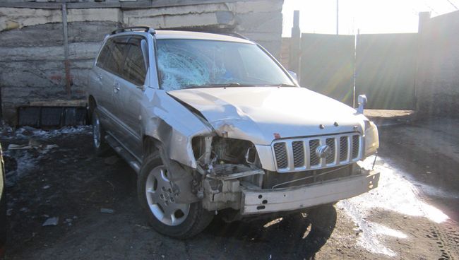 Автомобиль полицейского, сбившего школьницу в городе Сретенск Автомобиль полицейского, сбившего школьницу в городе Сретенск