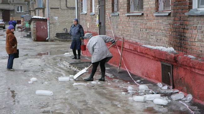 Уборка льда в Ленинском районе Новосибирска Уборка льда в Ленинском районе Новосибирска