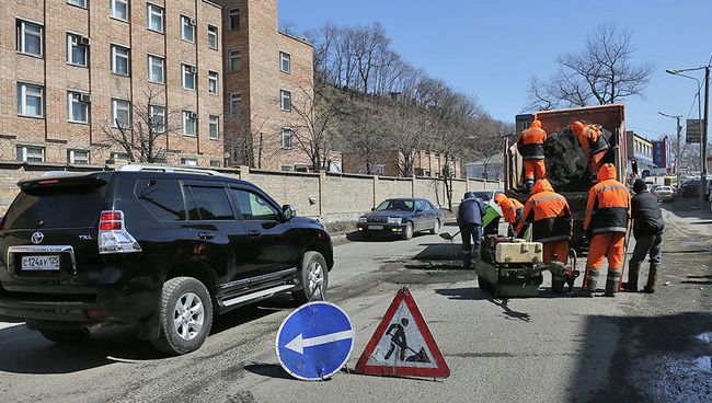 Ямочный ремонт дорог во Владивостоке. Архивное фото Ямочный ремонт дорог во Владивостоке. Архивное фото
