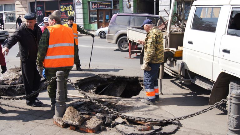 Провалившийся асфальт во Владивостоке