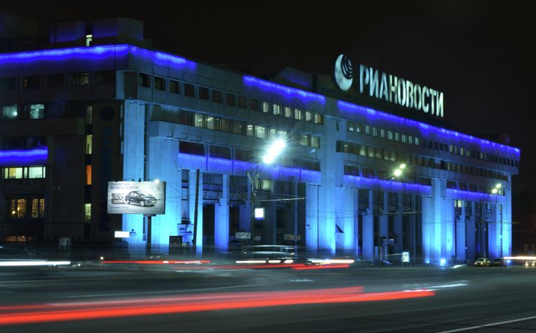 Здание агентства РИА Новости подсвечено синими прожекторами в рамках акции Light It Up Blue
