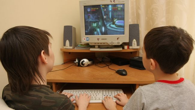 Дети играют в компьютерную игру Дети играют в компьютерную игру