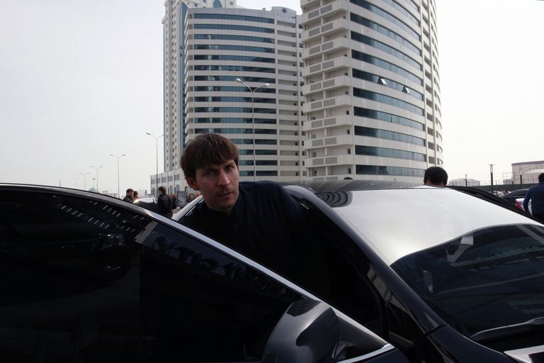 Председатель правительства Эдельгириев Абубакар покидает место осмотра Председатель правительства Эдельгириев Абубакар покидает место осмотра