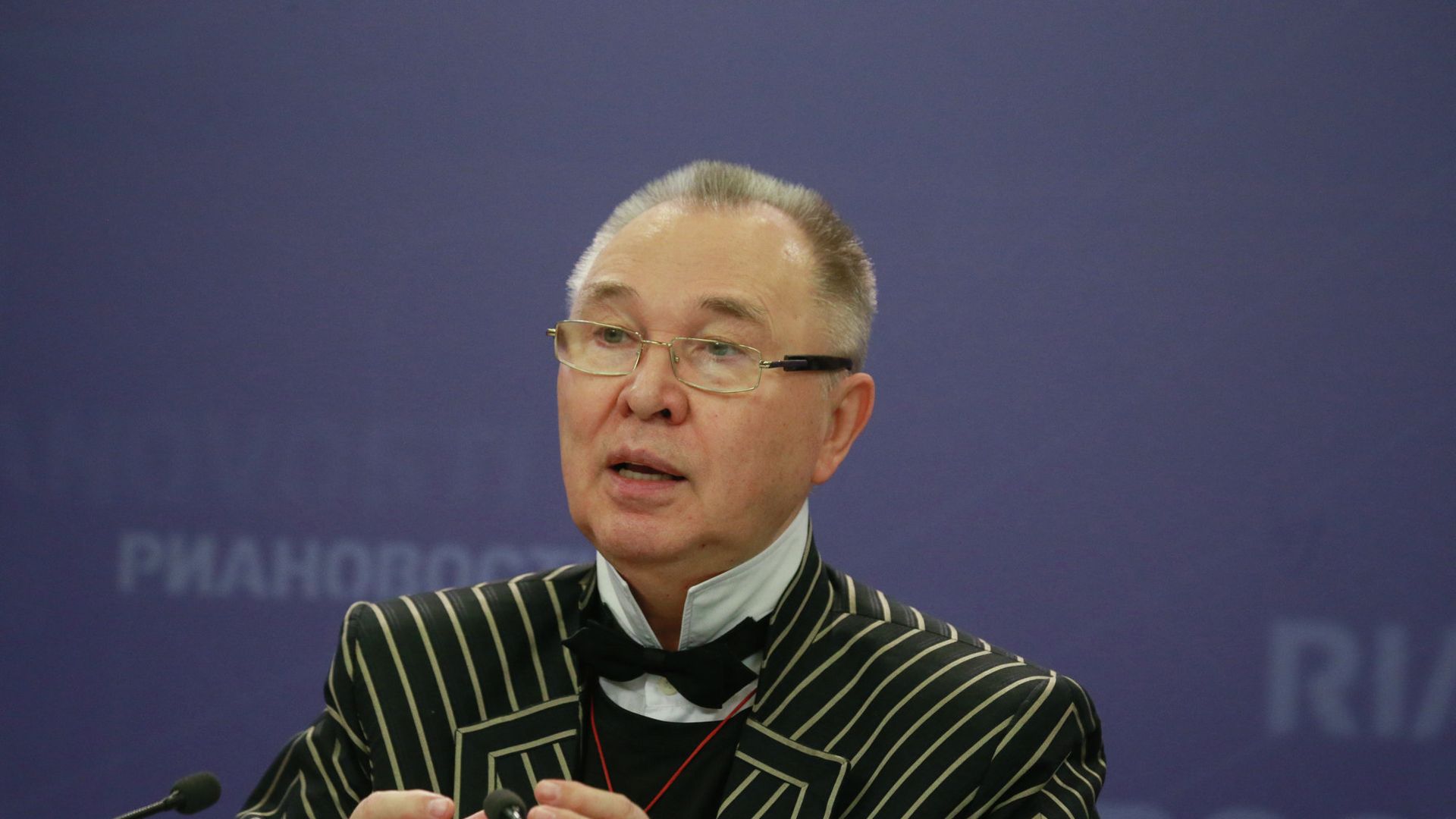 Модельер Вячеслав Зайцев на пресс-конференции Школьная форма: коллекция от Зайцева Модельер Вячеслав Зайцев на пресс-конференции Школьная форма: коллекция от Зайцева - РИА Новости, 1920, 02.03.2023