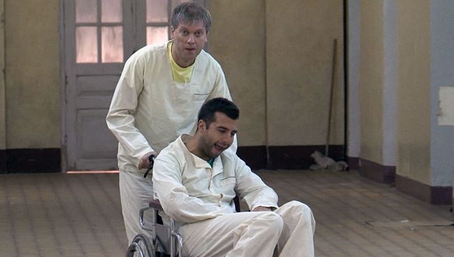 Ургант и Светлаков попали в психбольницу: кадры со съемок фильма Елки-3