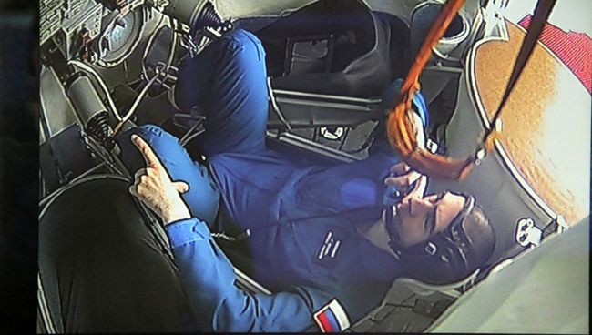 Космонавт Анатолий Иванишин отрабатывает режим спуска