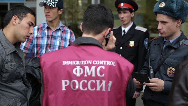 Патрулирование улиц Краснодара сотрудниками ФМС и казаками, архивное фото Патрулирование улиц Краснодара сотрудниками ФМС и казаками, архивное фото