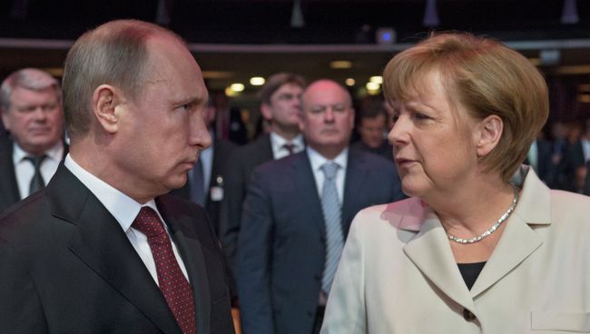 Президент России Владимир Путин и канцлер ФРГ Ангела Меркель. Архивное фото