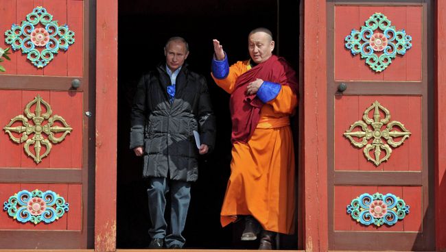 Владимир Путин (слева) во время посещения Иволгинского дацана в селе Верхняя Иволга Владимир Путин (слева) во время посещения Иволгинского дацана в селе Верхняя Иволга