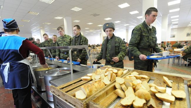 Солдаты в столовой. Архив