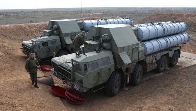 Развертывание зенитно-ракетного комплекса С-300. Архивное фото. Развертывание зенитно-ракетного комплекса С-300. Архивное фото.