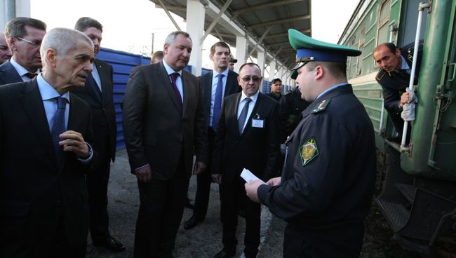 Г.Онищенко и Д.Рогозин проинспектировали поезд Душанбе-Москва Г.Онищенко и Д.Рогозин проинспектировали поезд Душанбе-Москва