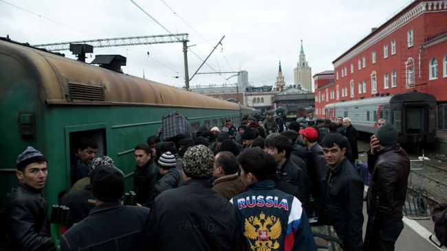 Пассажиры поезда Москва-Душанбе, архивное фото Пассажиры поезда Москва-Душанбе, архивное фото