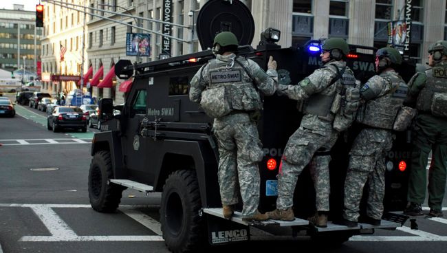 Команда SWAT патрулирует улицы Бостона после теракта Команда SWAT патрулирует улицы Бостона после теракта