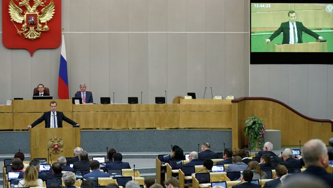 Председатель правительства РФ Дмитрий Медведев выступает на пленарном заседании Государственной Думы РФ Председатель правительства РФ Дмитрий Медведев выступает на пленарном заседании Государственной Думы РФ