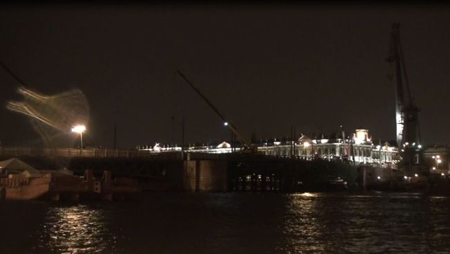 Буксир врезался в опору Дворцового моста в Петербурге Буксир врезался в опору Дворцового моста в Петербурге
