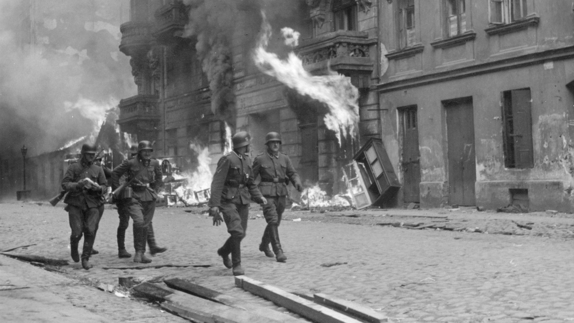 Гитлеровцы из ударной группы среди горящих зданий в Варшавском гетто Гитлеровцы из ударной группы среди горящих зданий в Варшавском гетто - РИА Новости, 1920, 02.08.2022