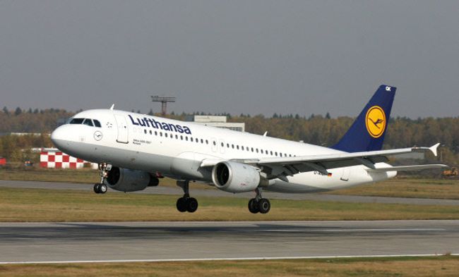 Самолет авиакомпании Lufthansa, архивное фото Самолет авиакомпании Lufthansa, архивное фото