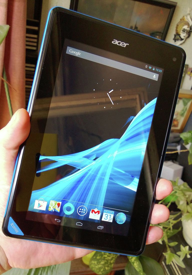 Acer Iconia B1 в руке Acer Iconia B1 в руке