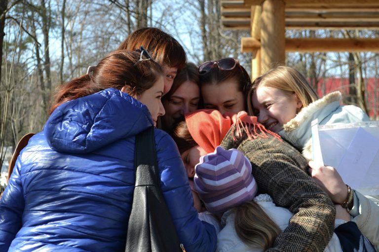 Прощание волонтеров и детей перед отъездом из лагеря Прощание волонтеров и детей перед отъездом из лагеря