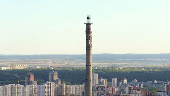 Вид на телебашню со смотровой площадки небоскреба Высоцкий в Екатернбурге. Архивное фото