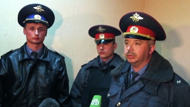 Полицейские Алексей Едрешов, Александр Самсоненко и Дмитрий Коновалов, которые обезвредили и задержали подозреваемого в убийстве шести человеке Сергея Помазуна Полицейские Алексей Едрешов, Александр Самсоненко и Дмитрий Коновалов, которые обезвредили и задержали подозреваемого в убийстве шести человеке Сергея Помазуна