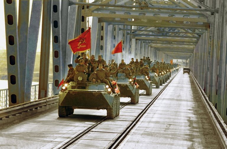 Колонна бронетранспортеров на мосту в Термезе