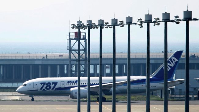 Первый тестовый полет авиалайнера Boeing-787 Dreamliner в Токио Первый тестовый полет авиалайнера Boeing-787 Dreamliner в Токио
