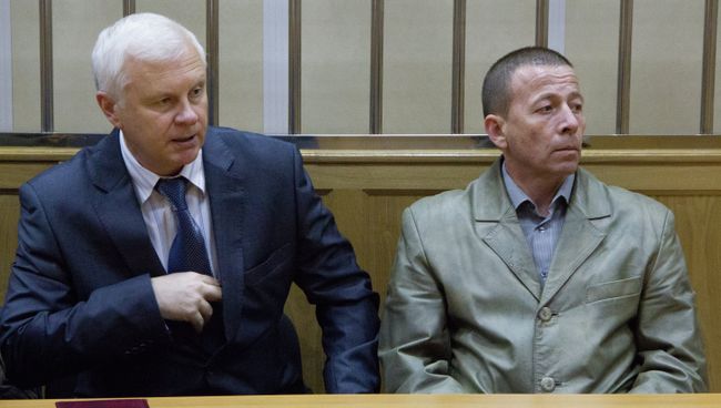Капитан первого ранга Дмитрий Лаврентьев и его адвокат Сершей Бондарь