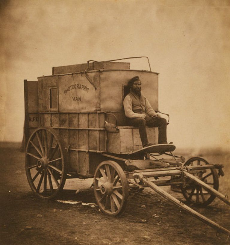 Мобильная фотолаборатория первого в истории военного фото-репортера Роджера Фентона, 1855 год