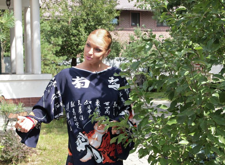 Балерина Анастасия Волочкова демонстрирует посаженное ею дерево на участке перед домом