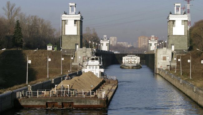 Проводка судов через шлюз на канале им. Москвы