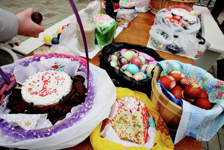 Пасхальные куличи, яйца и домашняя снедь Пасхальные куличи, яйца и домашняя снедь