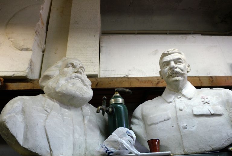 Бюсты Карла Маркса и Иосифа Сталина в цехе по изготовлению декораций киностудии Ленфильм Бюсты Карла Маркса и Иосифа Сталина в цехе по изготовлению декораций киностудии Ленфильм