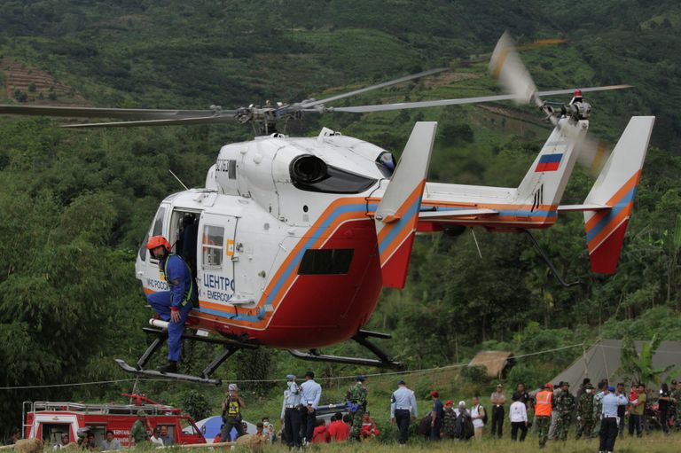 Поисковый вертолёт BK-117 МЧС России поднимается в воздух для облёта места катастрофы лайнера SSJ-100 Поисковый вертолёт BK-117 МЧС России поднимается в воздух для облёта места катастрофы лайнера SSJ-100