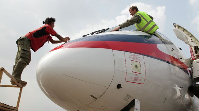 Подготовка к вылету самолёта SSJ-100. Архивное фото Подготовка к вылету самолёта SSJ-100. Архивное фото