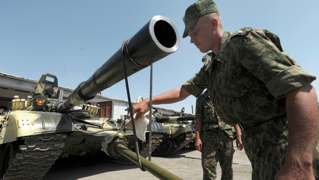 Военнослужащие 201-й Гатчинской дважды Краснознамённой военной базы в Таджикистане. Архивное фото