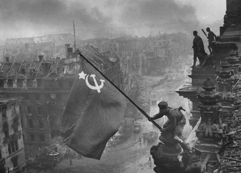 Знамя победы над Рейхстагом (1945) Знамя победы над Рейхстагом (1945) - РИА Новости, 1920, 31.08.2024