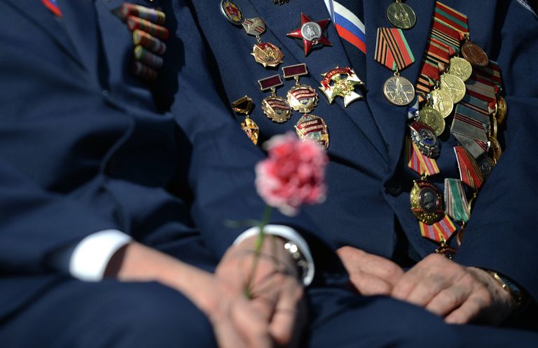 Ветераны на Красной площади перед началом парада Ветераны на Красной площади перед началом парада