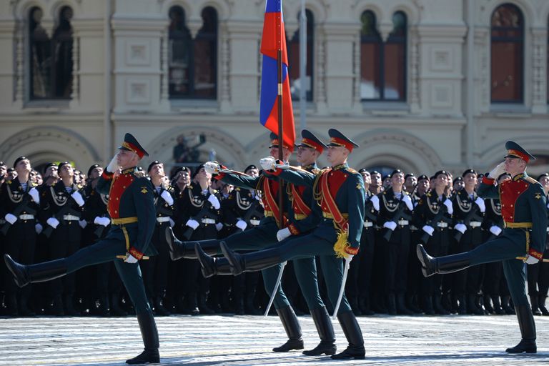 Военнослужащие отдельного комендантского Преображенского полка выносят государственный флаг РФ во время парада Военнослужащие отдельного комендантского Преображенского полка выносят государственный флаг РФ во время парада